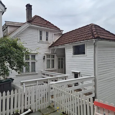דירה Nydelig Hus Med Privat Hage Og Fantastisk Utsikt Over Fisketorget, Bryggen Og Sentrum