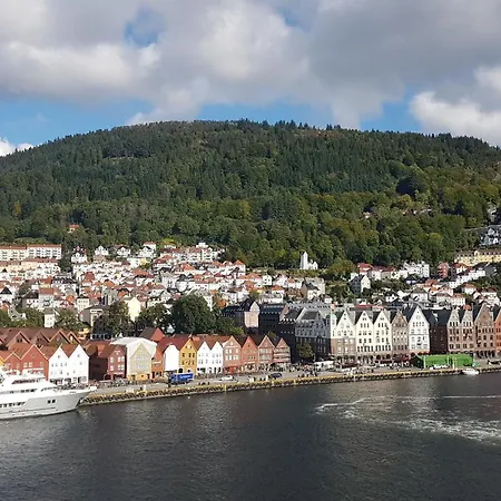 Nydelig Hus Med Privat Hage Og Fantastisk Utsikt Over Fisketorget, Bryggen Og Sentrum Apartment *