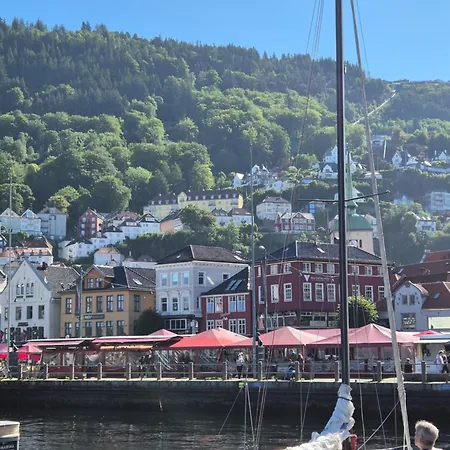 Nydelig Hus Med Privat Hage Og Fantastisk Utsikt Over Fisketorget, Bryggen Og Sentrum *