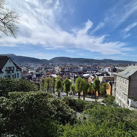 Nydelig Hus Med Privat Hage Og Fantastisk Utsikt Over Fisketorget, Bryggen Og Sentrum Διαμέρισμα *