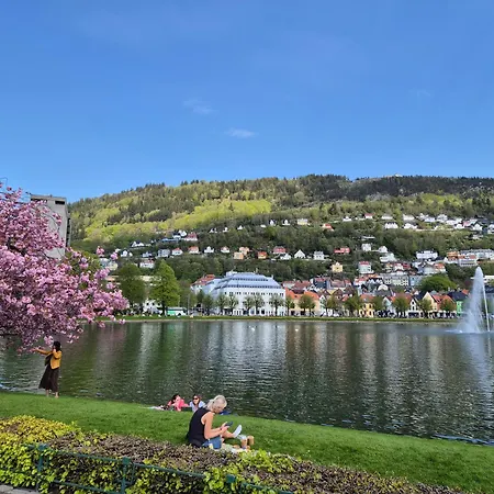 Nydelig Hus Med Privat Hage Og Fantastisk Utsikt Over Fisketorget, Bryggen Og Sentrum Apartament Bergen