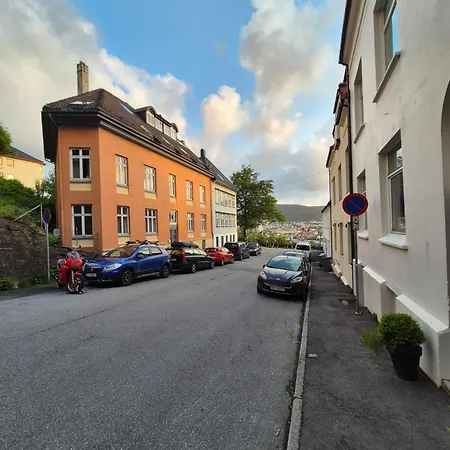 Διαμέρισμα Nydelig Hus Med Privat Hage Og Fantastisk Utsikt Over Fisketorget, Bryggen Og Sentrum *