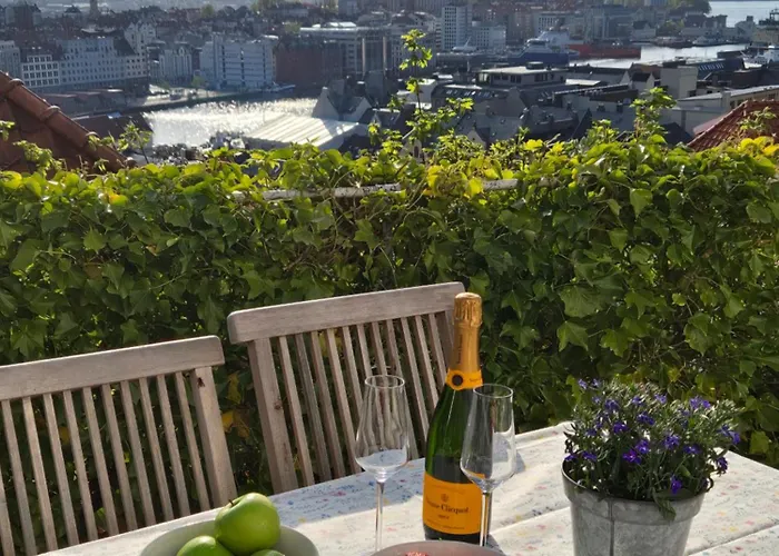 Nydelig Hus Med Privat Hage Og Fantastisk Utsikt Over Fisketorget, Bryggen Og Sentrum Bergen