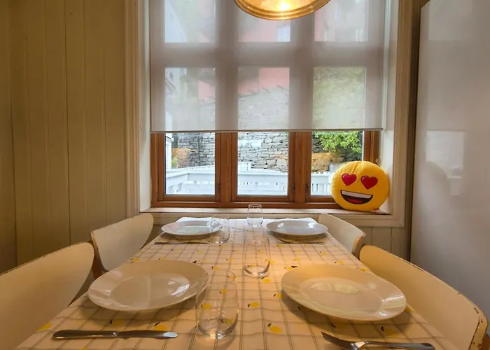 아파트 Nydelig Hus Med Privat Hage Og Fantastisk Utsikt Over Fisketorget, Bryggen Og Sentrum