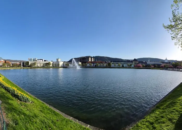 아파트 Nydelig Hus Med Privat Hage Og Fantastisk Utsikt Over Fisketorget, Bryggen Og Sentrum *